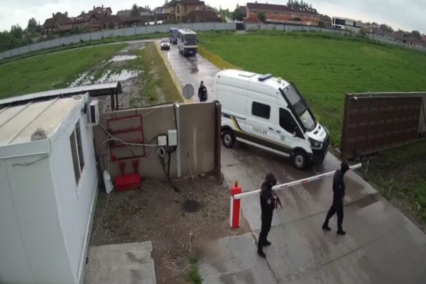 
"Давление на бизнес": правоохранители проводят массовые обыски в компании АВК
