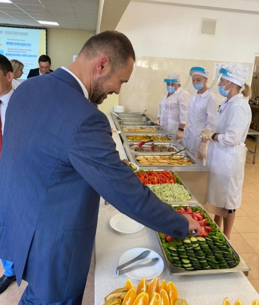 Министр образования похвалил еду и ремонт в школе на Слободке 