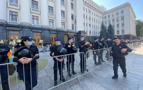 Под ОП митингуют националисты, много силовиков