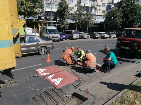 У Дома мебели положили «берлинские подушки»