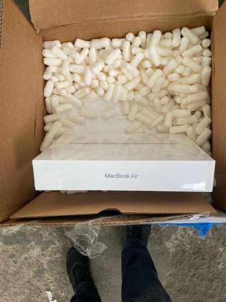 
Сотни iPhone и AirPods под завалами автозапчастей: таможня изъяла контрабанду на $650 тыс.
