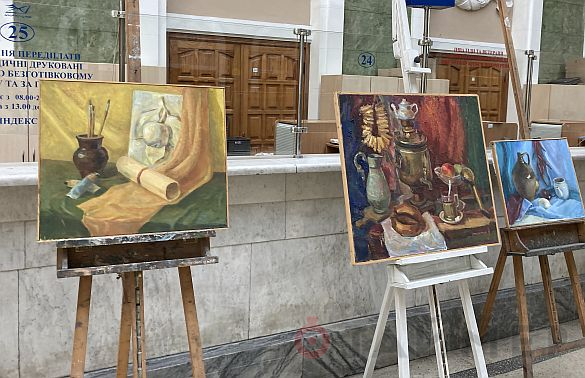 На одесском Главпочтамте показали картины с самоварами