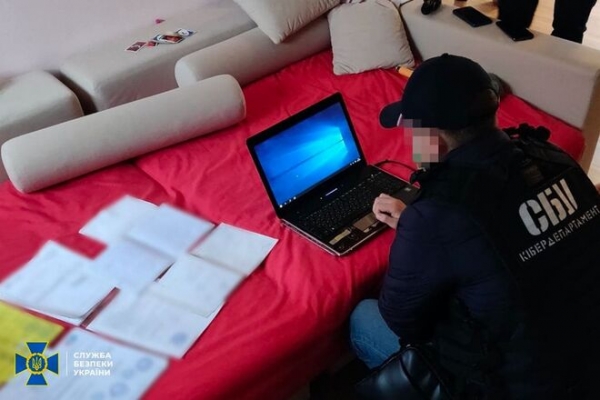 
Более 3 млн грн дохода в месяц. Дельцы массово продавали поддельные "ковид"-документы заробитчанам
