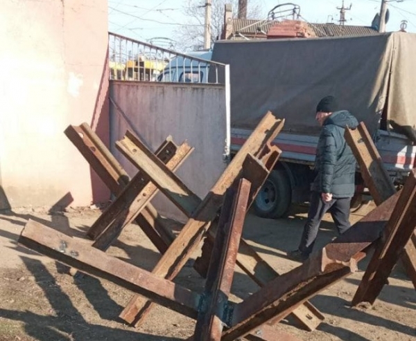 Одесские коммунальщики готовят противотанковые ежи