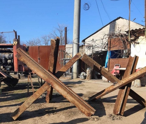 Одесские коммунальщики готовят противотанковые ежи