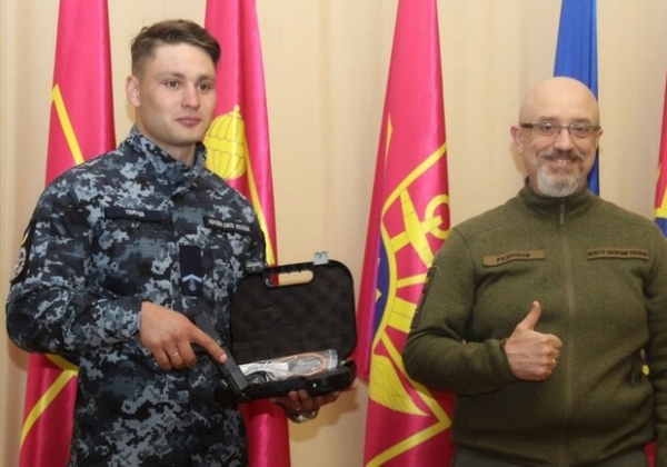 Моряк из Одесской области, который сбил самолет врага, получил именное оружие