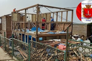 На "Золотом берегу" снесли комплекс, который построили более 10-ти лет назад