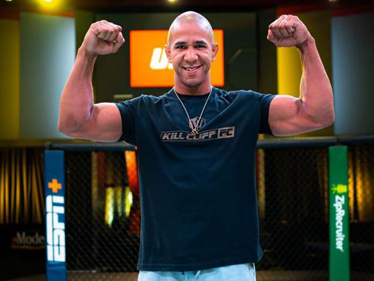 Чемпіон із UFC ефектно виграв бій, незважаючи на кров, що хльостала з перенісся: моторошне фото