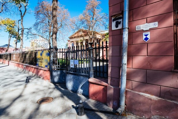 На зданиях в Одессе появились "голубые щиты"