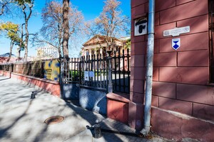 На зданиях в Одессе появились "голубые щиты"
