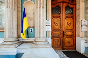 На зданиях в Одессе появились "голубые щиты"