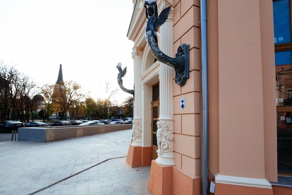 На зданиях в Одессе появились "голубые щиты"