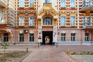 На зданиях в Одессе появились "голубые щиты"