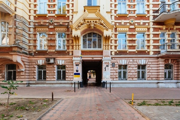 На зданиях в Одессе появились "голубые щиты"