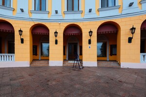 На зданиях в Одессе появились "голубые щиты"