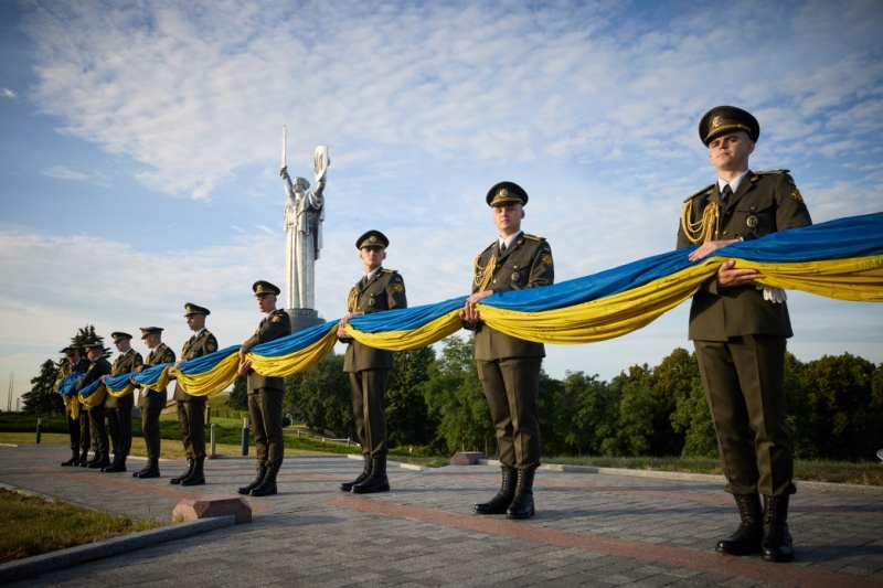 «Джерело волі та незламності духу»: над Києвом підняли унікальний Державний прапор України (відео)