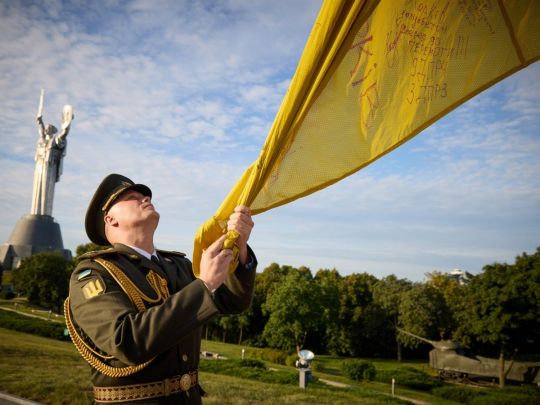 «Джерело волі та незламності духу»: над Києвом підняли унікальний Державний прапор України (відео)