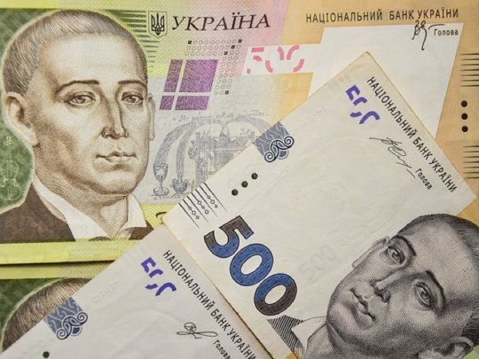 Раді пропонують тимчасово заборонити ремонт доріг та обмежити зарплати чиновників 100 тисячами гривень