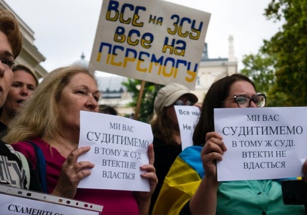 Под зданием Одесской мэрии снова проходит пикет против неуместных во время войны тендеров