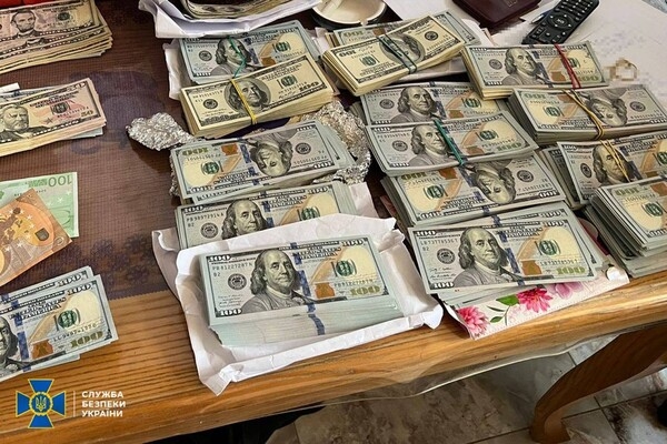 СБУ задержала нечистых на руку работницу налоговой и таможенника в Одессе