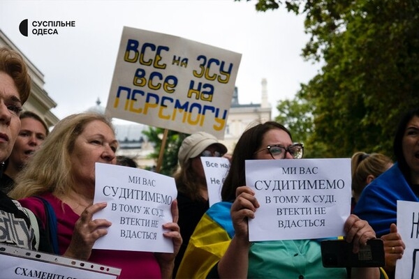 Под зданием Одесской мэрии снова проходит пикет против неуместных во время войны тендеров