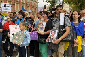 Под зданием Одесской мэрии снова проходит пикет против неуместных во время войны тендеров