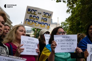 Под зданием Одесской мэрии снова проходит пикет против неуместных во время войны тендеров