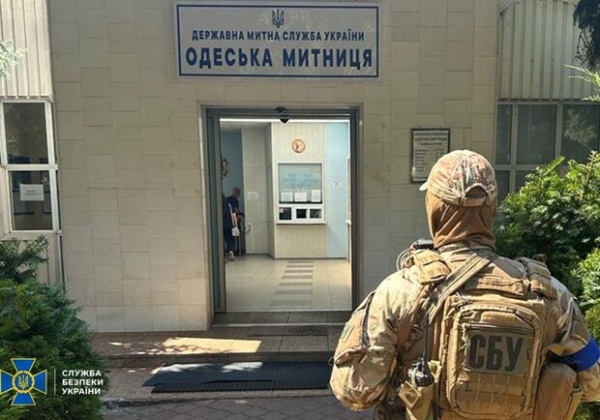 СБУ задержала нечистых на руку работницу налоговой и таможенника в Одессе