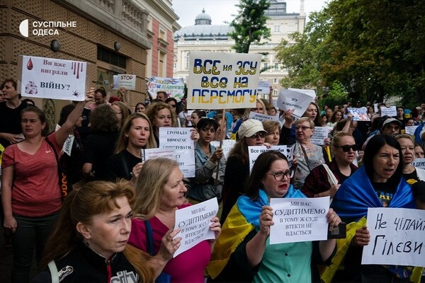 Под зданием Одесской мэрии снова проходит пикет против неуместных во время войны тендеров