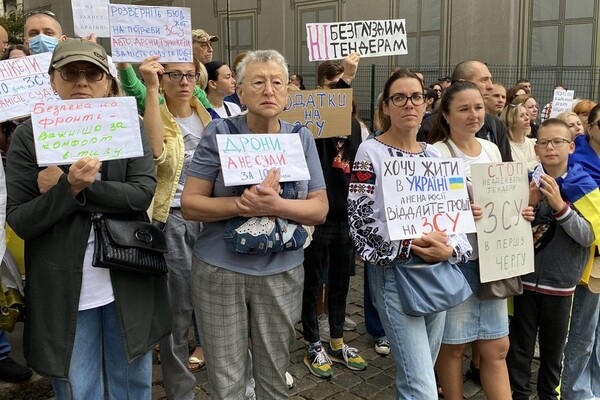 Под зданием Одесской мэрии снова проходит пикет против неуместных во время войны тендеров