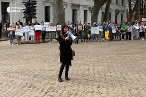 Под зданием Одесской мэрии снова проходит пикет против неуместных во время войны тендеров