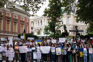 Под зданием Одесской мэрии снова проходит пикет против неуместных во время войны тендеров