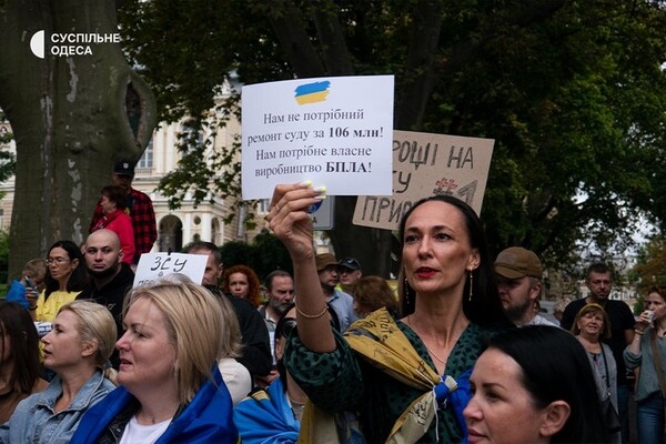Под зданием Одесской мэрии снова проходит пикет против неуместных во время войны тендеров