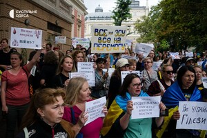 Под зданием Одесской мэрии снова проходит пикет против неуместных во время войны тендеров