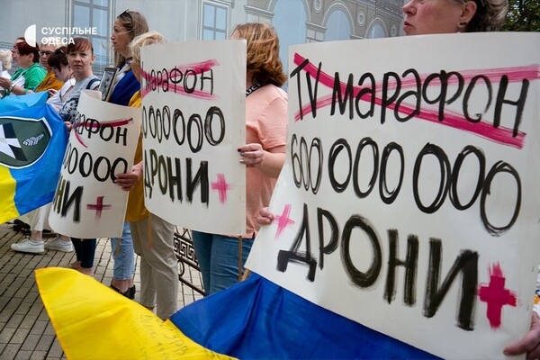Под зданием Одесской мэрии снова проходит пикет против неуместных во время войны тендеров
