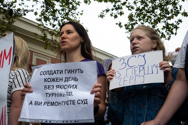Под зданием Одесской мэрии снова проходит пикет против неуместных во время войны тендеров