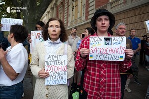 Под зданием Одесской мэрии снова проходит пикет против неуместных во время войны тендеров
