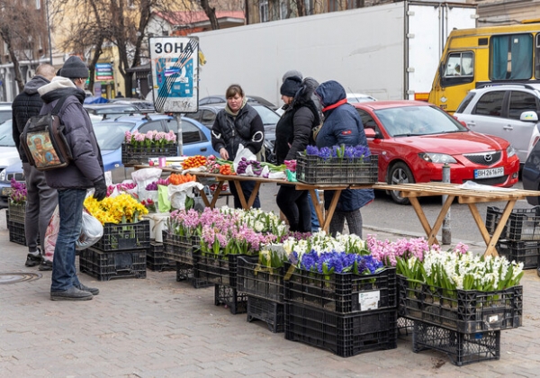 На Привозе ажиотаж из-за 8 марта: почем цветы